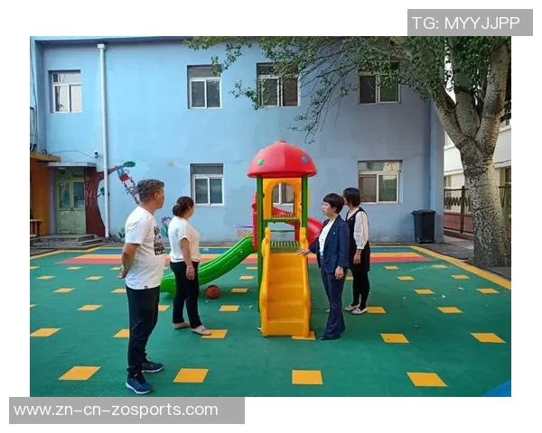 米兰老板卡迪纳莱亲临球队探访与球员阿莱格里亲切互动